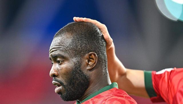 是放弃球权, 的中卫都压 是放弃球权, 的中卫都压