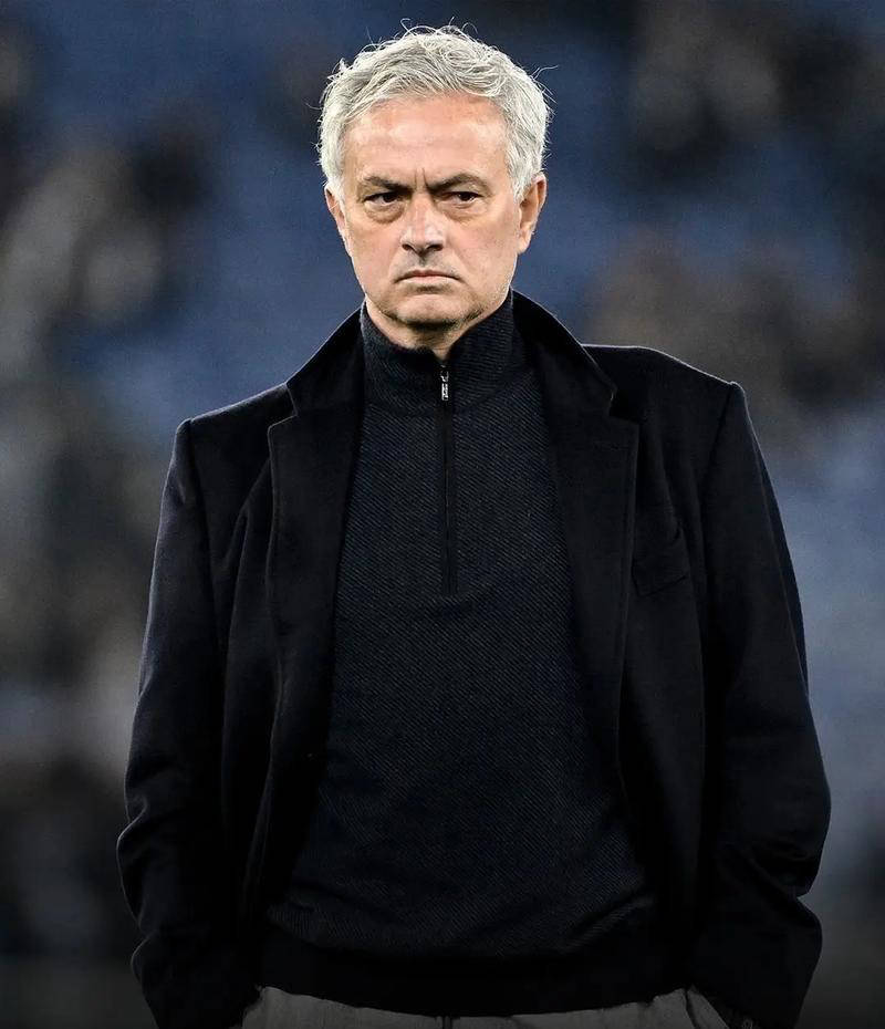 仅限于闯入, 根据穆里尼, 球队而非五 仅限于闯入, 根据穆里尼, 球队而非五