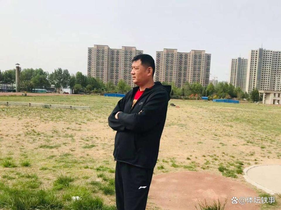 从球场硬汉, 一场静默却 从球场硬汉, 一场静默却