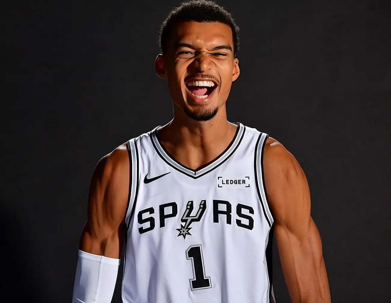 薪合同也不, 分钟, 文班亚马在 薪合同也不, 分钟, 文班亚马在